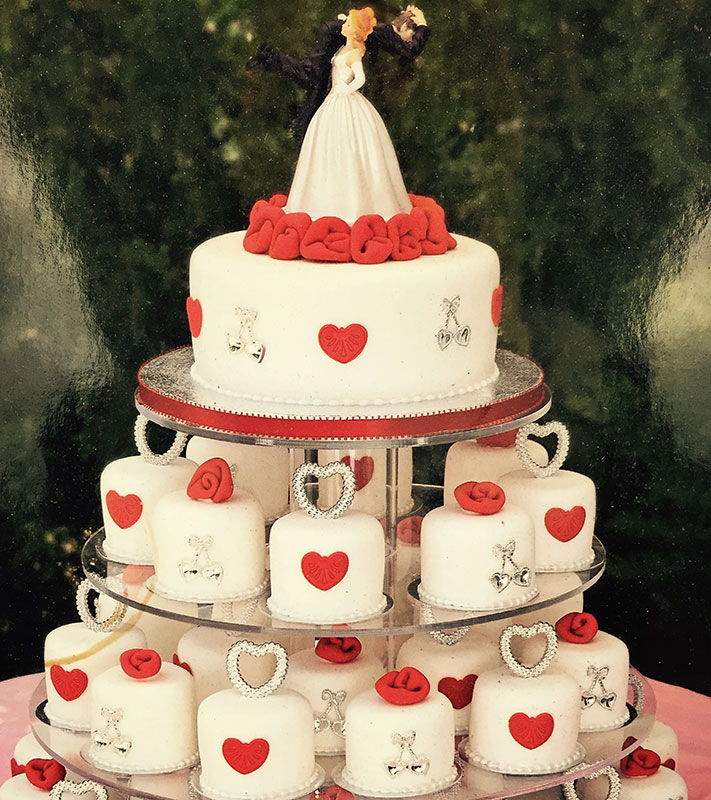 Catering Γεροντόπουλος στη Σίφνο - Γαμήλια τούρτα με κόκκινες καρδιές