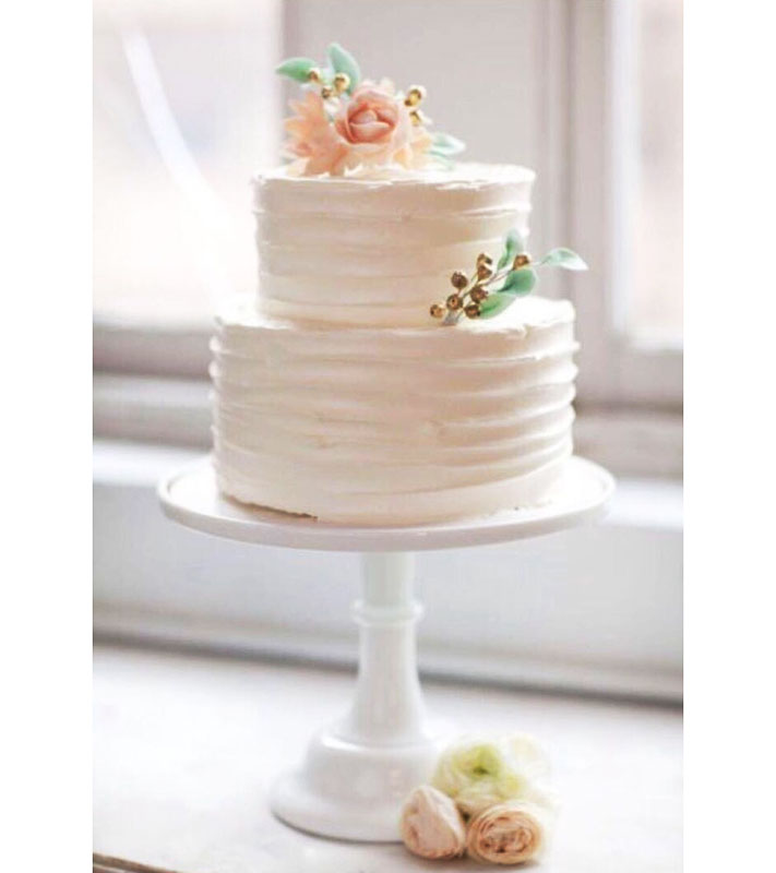 Catering Γεροντόπουλος στη Σίφνο - Απλή άσπρη γαμήλια τούρτα με τριαντάφυλλο