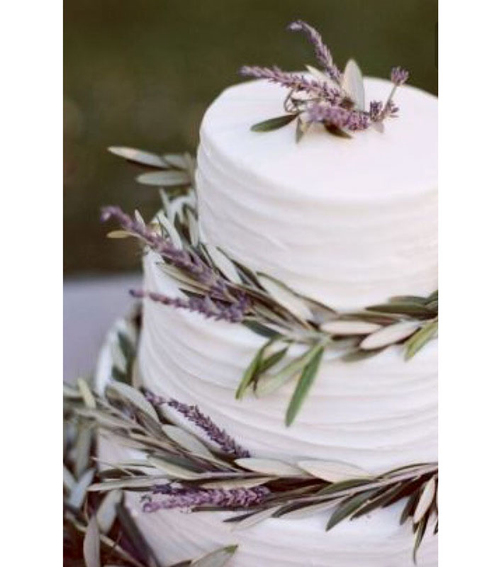 Catering Γεροντόπουλος στη Σίφνο - Γαμήλια τούρτα με λεβάντες και φύλλα ελιάς
